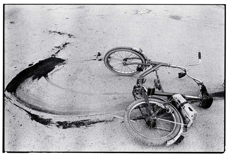 Aprende con Annie Leibovitz y sus Proyectos Personales Fallen Bicycle Of Teenage Boy Just Killed By A Sniper